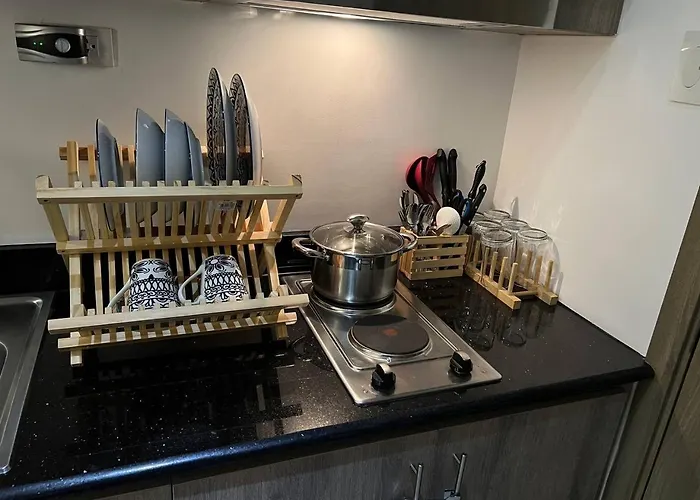 Japan Vibe Shaw Mrt Train Edsa 1br With Veranda Netflix Internet Prime Hbo Max Pool View * Manila